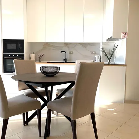 Nordic Sea View Scandi Apartment