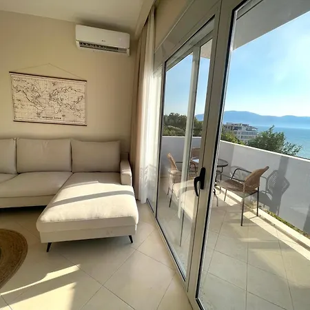 Nordic Sea View Scandi Apartment